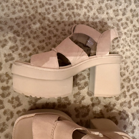 UGG sz 10 New Heights platform t strap sandals - Picture 3 of 4
